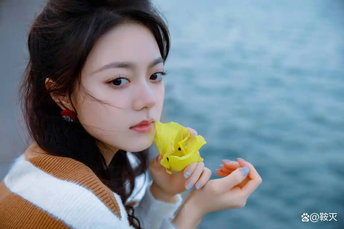 赵今麦晒海边照片,穿棕色条纹毛衣