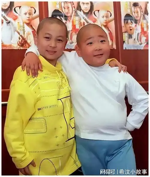 释小龙当伴郎,新娘穿睡衣,8岁继女闷闷不乐|童星|何洁|王若伊|娱乐圈