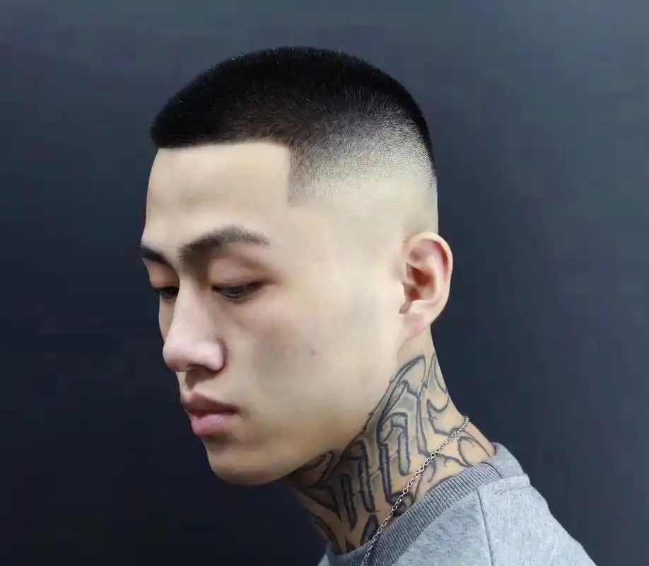 很精神!很男人! 对于男生来讲,一辈子一定要剪一次寸头!你会发