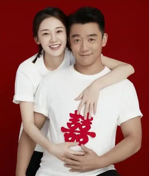 苗苗郑恺一家四口庆结婚4周年,2岁儿子褪去婴儿肥,帅得太惹眼!