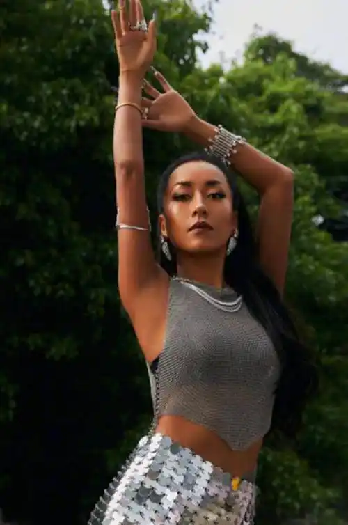 吉克隽逸泰式妆造热带雨林大片 着裸粉色披风裙气场全开_写真_自然