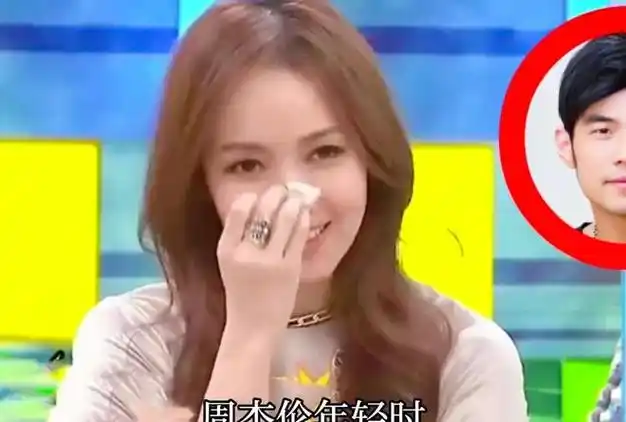 侯佩岑晒全家福,周杰伦发自拍,昆凌发白月光钓鱼,网友:有意思