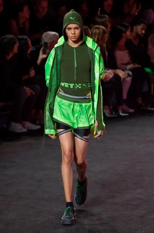 针织面料主秀2018春夏女装t台,潮流元素随处释放!