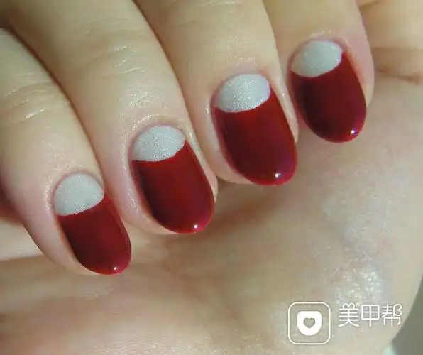 红色白色圆形法式简约反法式红色美甲,和米白珠光色甲油搭配一起,大范