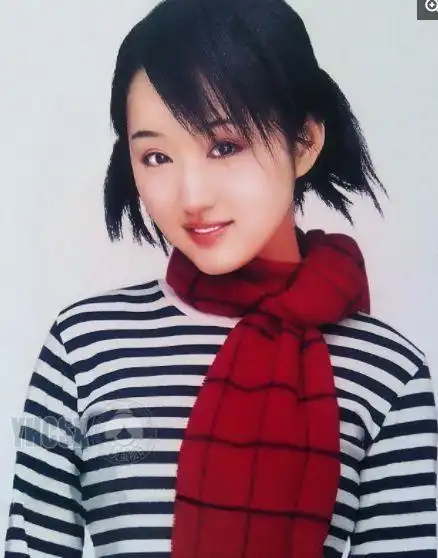 这张照片拍摄自2000年前后,当时杨钰莹30岁左右.