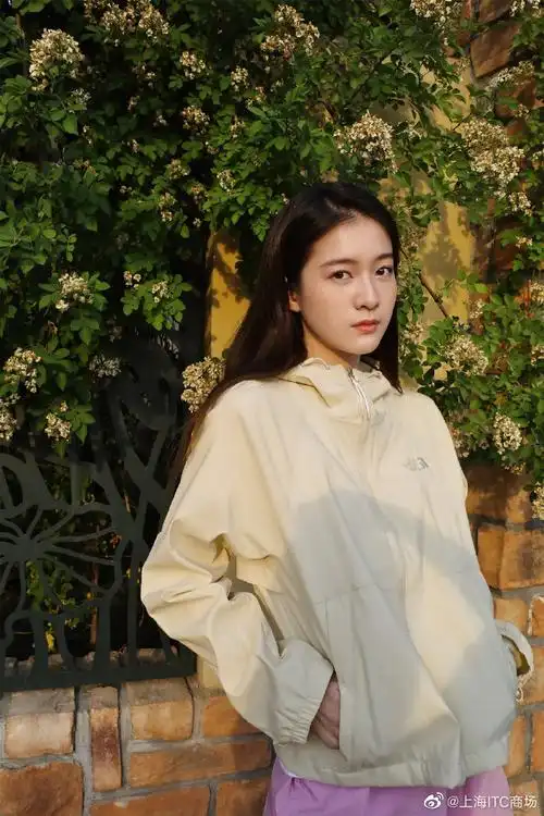 one itc 时尚分享#自然环绕下@张雪迎sophie利落造型尽显元气.