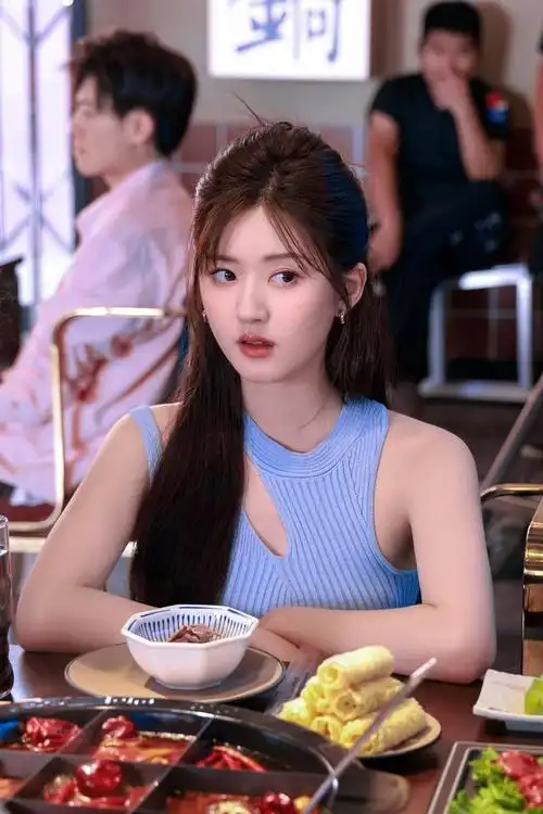 网友:赵丽颖同款发型!你喜欢赵露思吗?欢迎评价与吐槽.我们一起讨论.