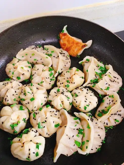 纯正多汁的牛肉生煎包锅贴