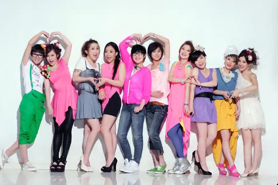 组图:快乐女声庆六一 沈阳唱区10强"卖萌"_高清图集_新浪网