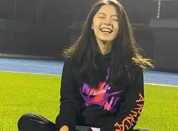 原创赵今麦晒大一生活素颜穿卫衣皮肤有点黑手机壳暴露感情现状