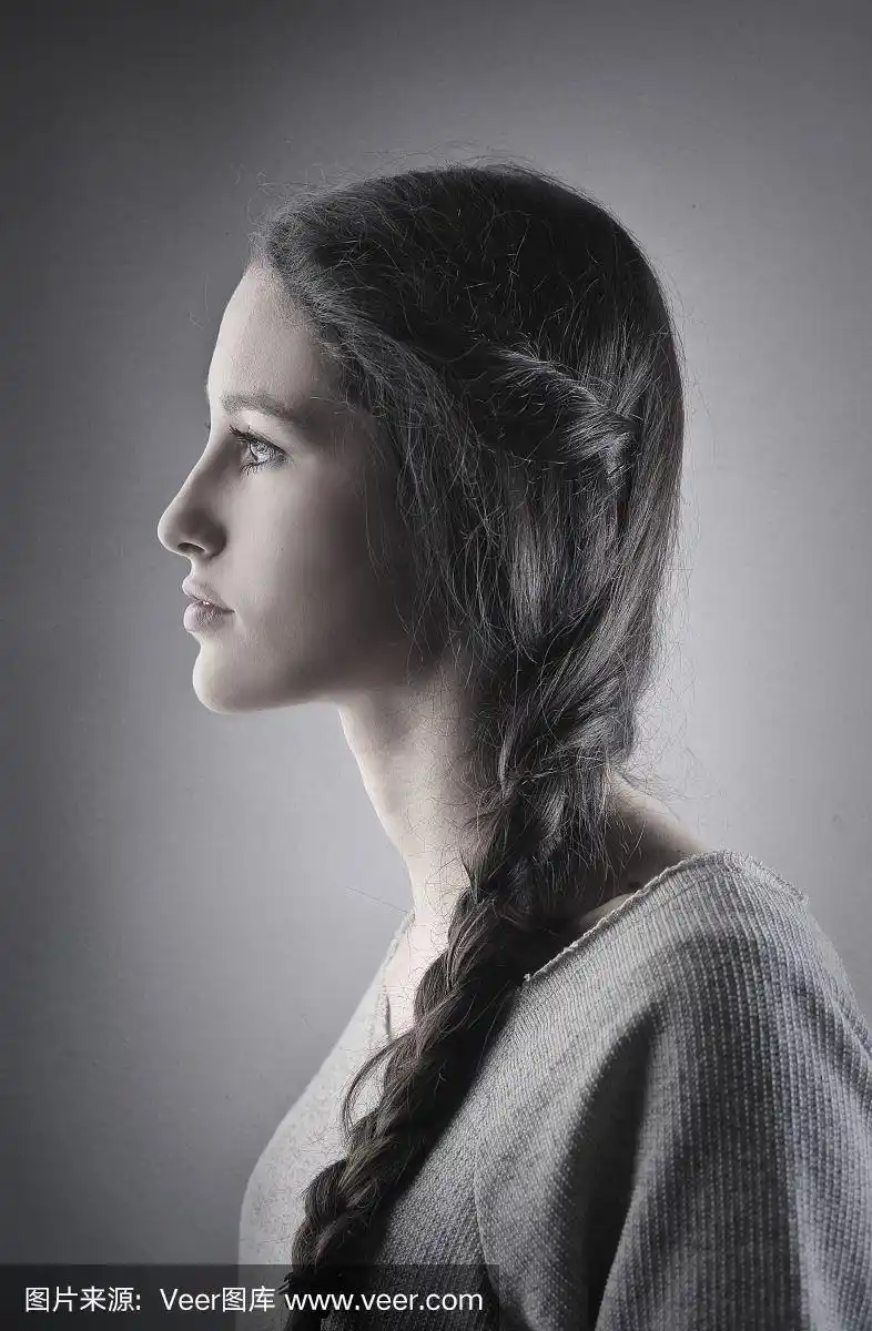 美丽的年轻女孩的侧面在黑色和白色