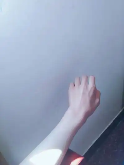 男生喝水的图片