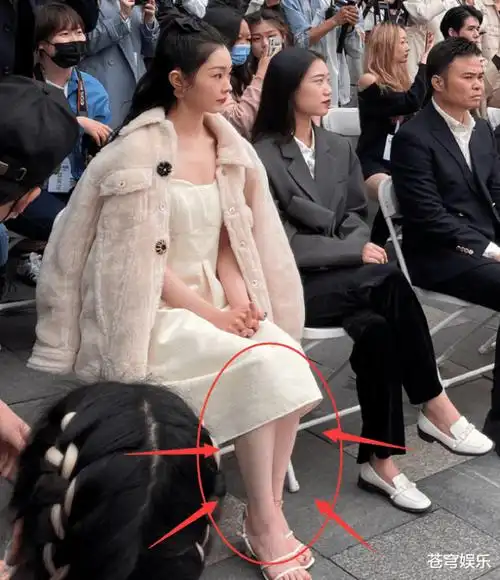 宋轶参加活动被拍,路人镜头下又瘦又白又美,小腿真实肤色藏不住