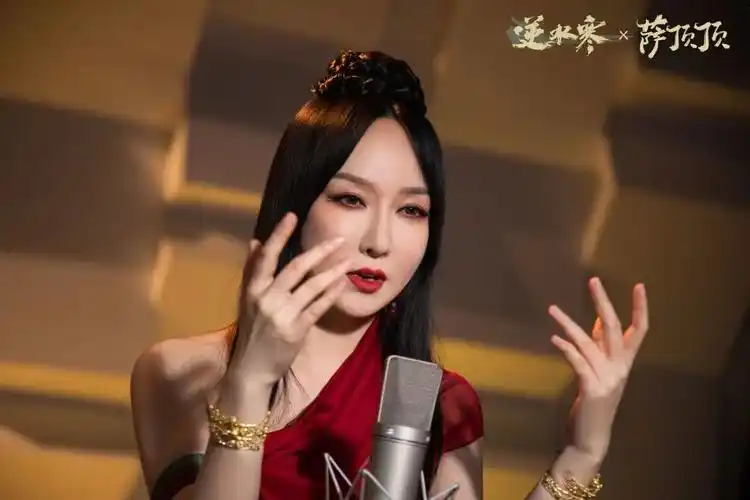 一曲《鸿音》入耳,萨顶顶震撼跨越多音域,神级吟唱直击灵魂!