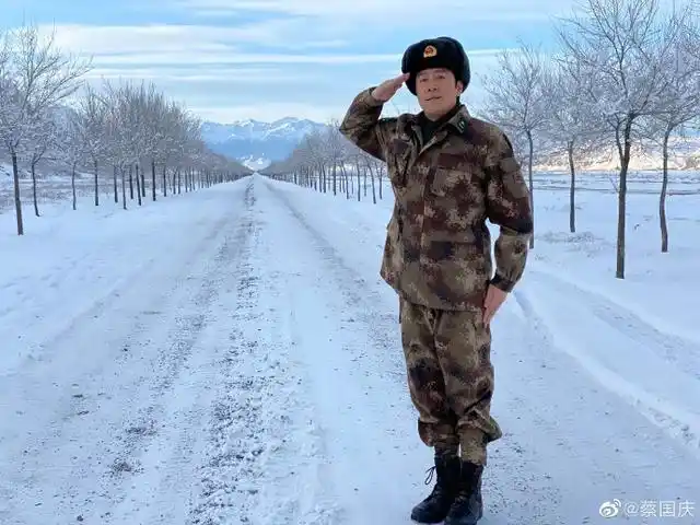 满腔热血的蔡国庆,身穿军装英姿飒爽,完全展示出一个心怀正义的军人