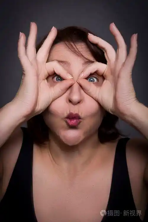 女人在镜头前做鬼脸