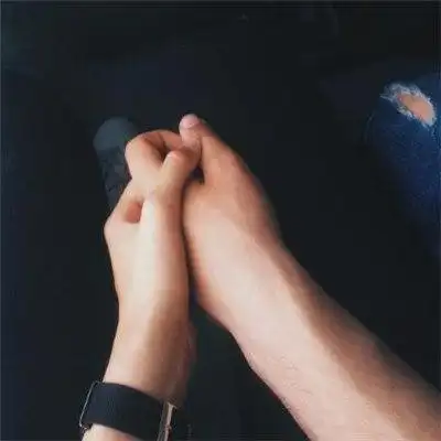 2018情侣牵手图片大全唯美你的眼中明暗交杂一笑生花