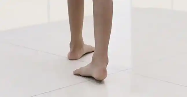 总觉得宝宝走路腼腆,步伐小小的,走路时脚尖向内,右脚向左偏,左脚向右