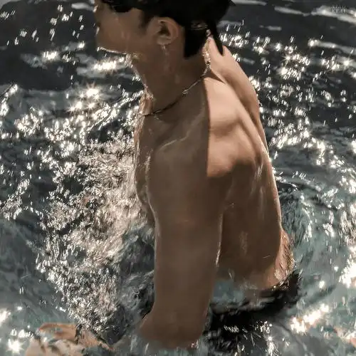 肖战泳池湿发大片,夏日极致诱惑之《我的泳池男友》_肌肉_都学_真滴很