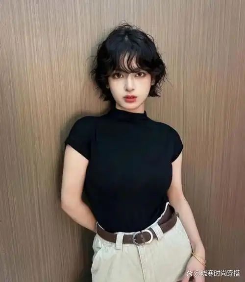 短款烫发特别适合用来匹配刘海面容的修饰感,会更强也更加减龄和俏皮