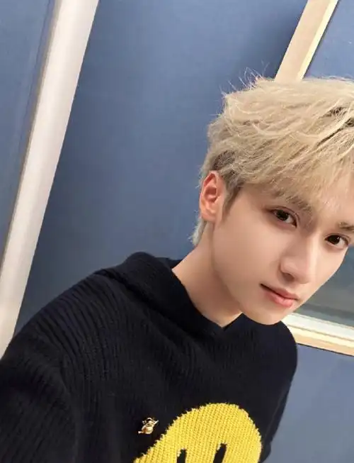 严浩翔憋笑自拍##严浩翔黑色连帽毛衣