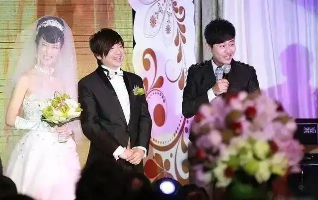 黄贯中和黄家强就不满意了,甚至打算撇开叶世荣以beyond双子的名义