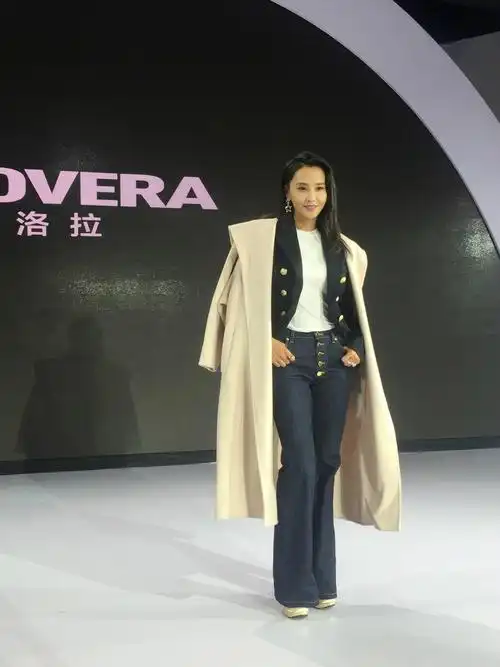 当晚马雅舒身着黑色西服与阔腿牛仔裤,简洁大方的西装与休闲随性的