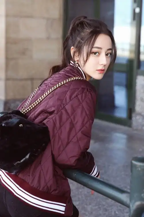 迪丽热巴的这组街拍照真是美翻了,网友纷纷表示看了会深深爱上她