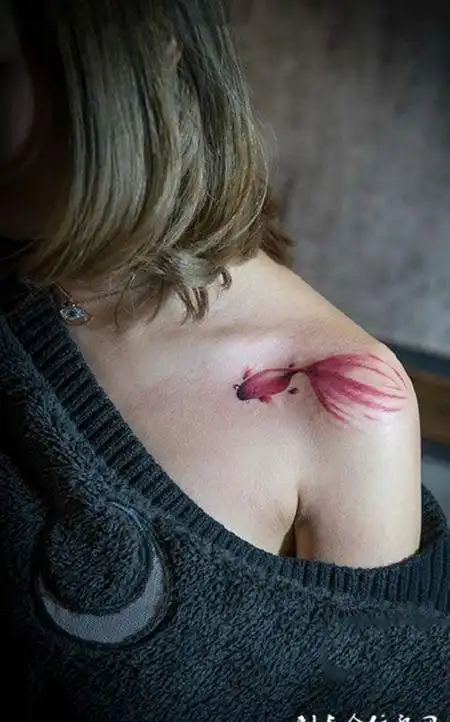 女子锁骨处小金鱼纹身图案