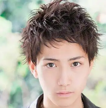 这款带有层次感的短发烫发稍显凌乱,碎发设计的短发刘海对于精致瓜子