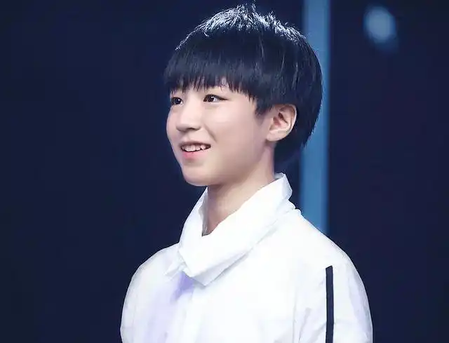 王俊凯王源刚出道时照片曝光网友男大18变啊