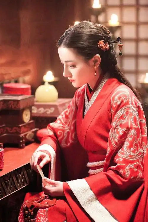 迪丽热巴在电视剧《烈火如歌》中的表现怎么样? - 知乎