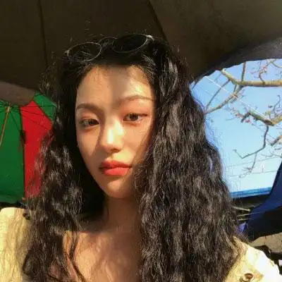 最新卷头发女生头像