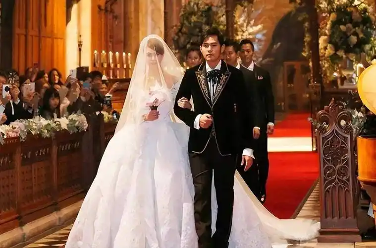 他们在英国一个城堡里举行了婚礼,昆凌穿着洁白的婚纱,慢慢地走向了她