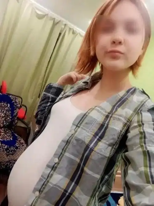 俄罗斯13岁女孩达里亚怀孕20周成网红,10岁男孩伊万被认为是爸爸