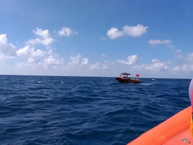 望无际的深蓝色大海里快速航行时,真的好惊喜,深蓝色的海洋深得有些黑