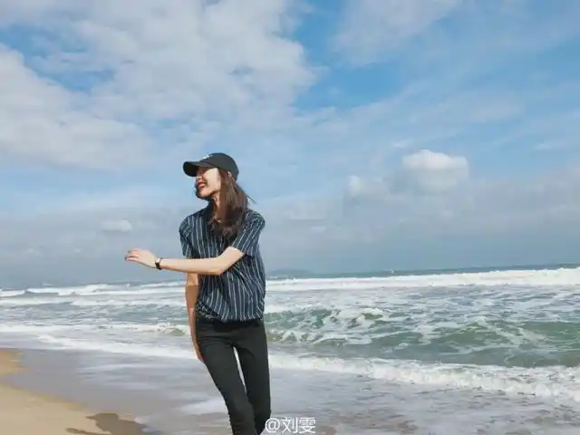 刘雯海边撒欢 日前,超模刘雯在微博晒出一组度假美照,并配文:"犹如