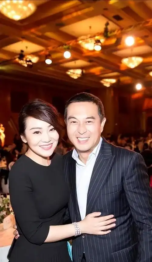 "张嘉译更是上来就夸:据闫妮自己介绍,她在减肥成功后,圈里的好