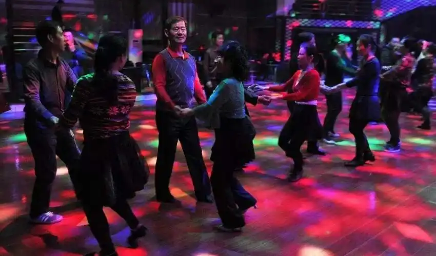 【四九巡城使】红浪漫舞厅的人生回响