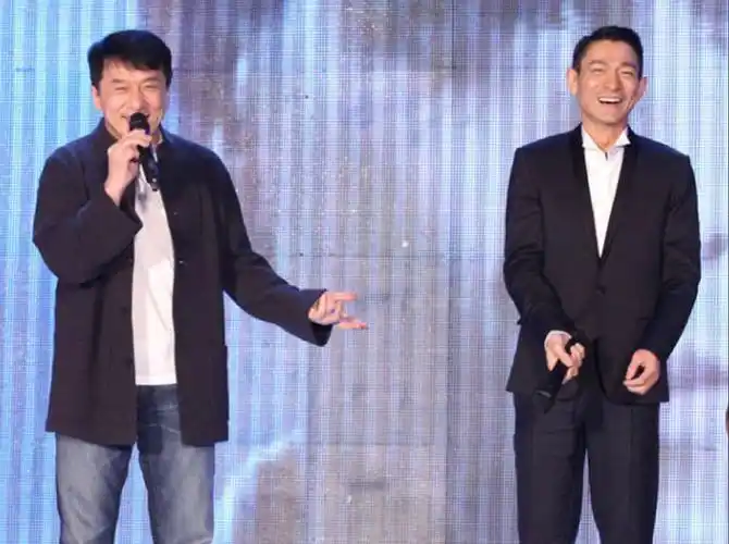 刘德华和成龙同台宣传电影,互动环节尽显兄弟情!