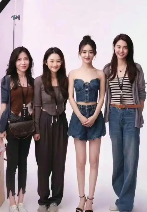 尽管我欣赏赵丽颖,但必须坦率地说,她的气质不及右侧那位!