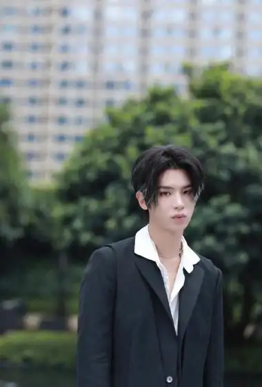 黄明昊拉链机车裤时髦写真图片14