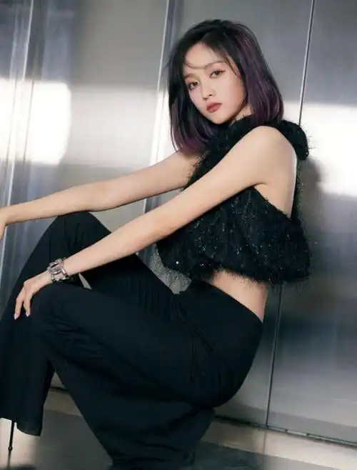 吴宣仪屡次秀身材露脐上衣搭配喇叭裤纤腰长腿让人移不开眼