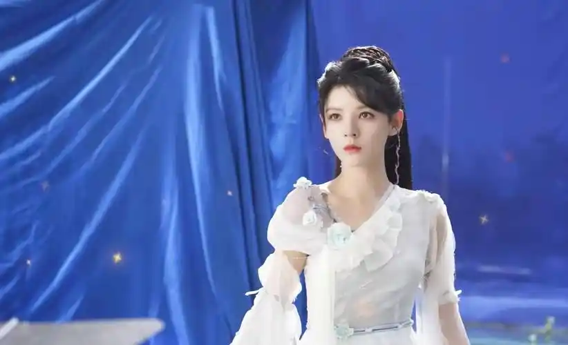 斗罗真人版又上新花絮,张予曦版小舞超可爱,花蕾神装成熟又性感_造型