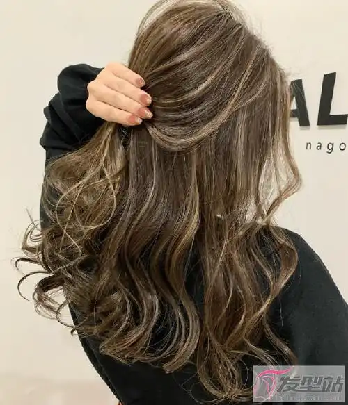 染发又有新花样 高光挑染时尚迷人_发型站_最新流行发型设计发型图片