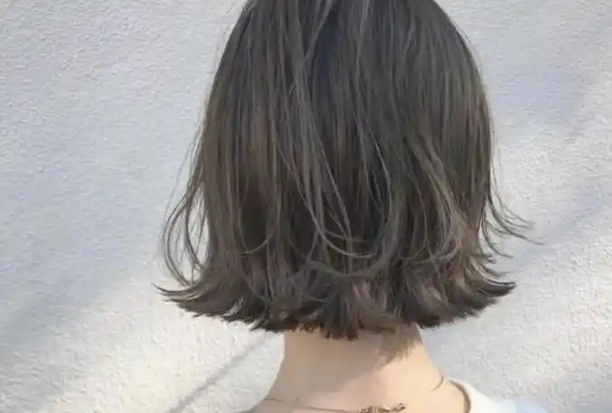 子比较流行的一种短发发型,这种发型比较适合鹅蛋脸尖下巴的女孩子