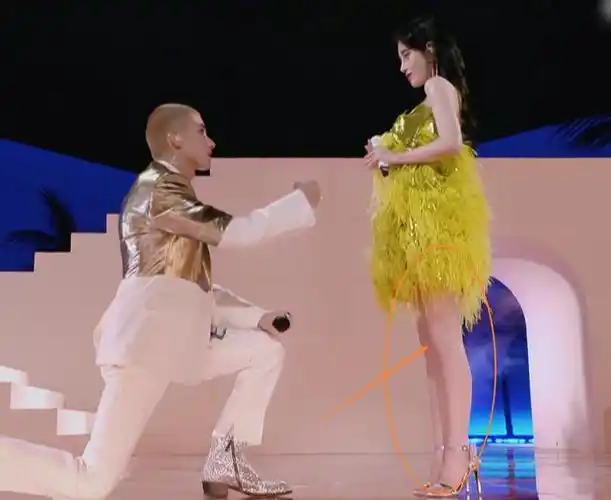 鞠婧祎和米卡牵手唱歌,我却被她腿围吸引,尺寸真不是一般人能比|搭档