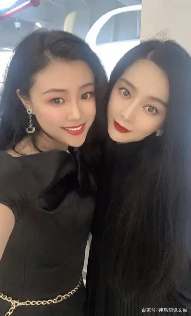 两人还有一张自拍的闺蜜合照,对比之下范冰冰显得尤为白皙美丽,脸蛋