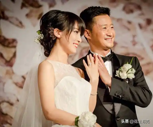 对此吴京总是心怀愧疚,他说:"你看我老婆那个小身板,她还挺着那么大一