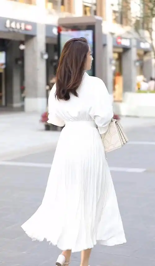 白色连衣裙的气质美女,搭配一双白色高跟鞋,展示出独特魅力